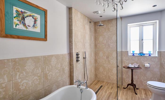 En-suite bathroom Dunraven